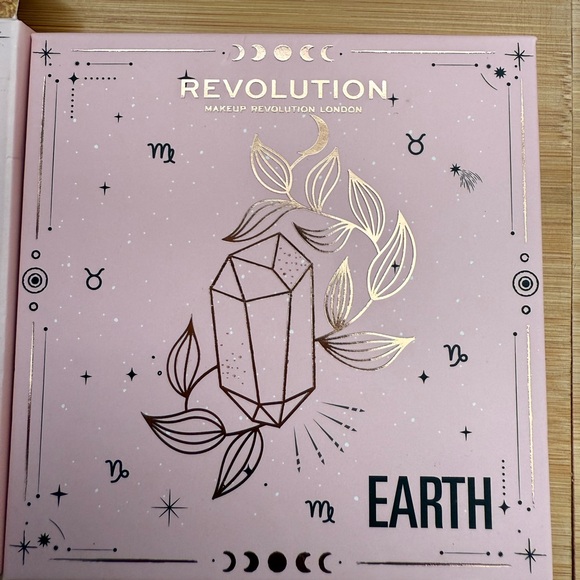 Revolution Makeup  Earth Eyeshadow Palette - Picture 1 of 2